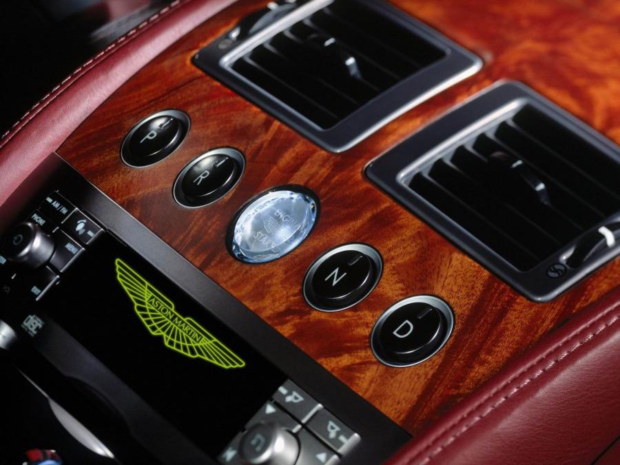 Детали интерьера Aston Martin DB9 2004 года  (WW) (фото 21 из 39)